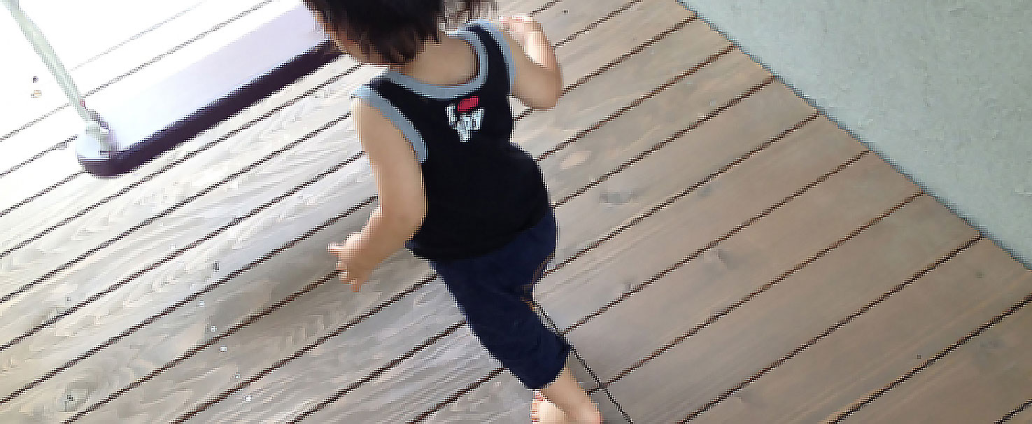 ウッドデッキを走る子供の写真