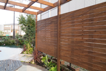 フェンスで囲う写真