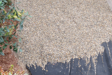 砂利と防草シート