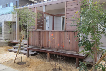 お庭へ誘導する変形のウッドデッキ