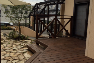 部屋をつなぐ変形ウッドデッキ