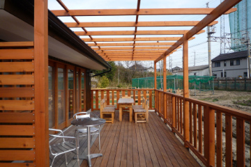 囲まれたウッドデッキ